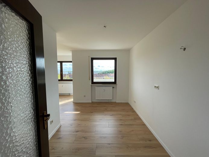 Renovierte 2-Zimmer-Wohnung mit modernem Bad, Balkon, Blick ins Grüne & Aufzug - provisionsfrei – Küche
