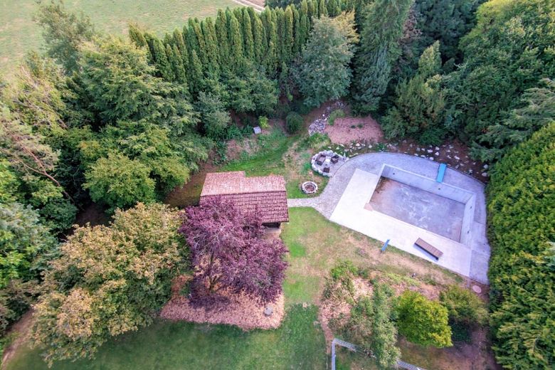Provisionsfreies Einfamilienhaus in Wittislingen: 2.190m² Traumgrund, Außenpool, Whirlpool & Sauna – Vogelperspektive #01