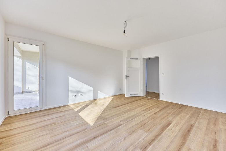 Eigennutz oder Mietgarantie mit 5,7% Rendite: Sanierte 3-Zimmer-Wohnung mit Balkon in ruhiger Lage – Wohnzimmer