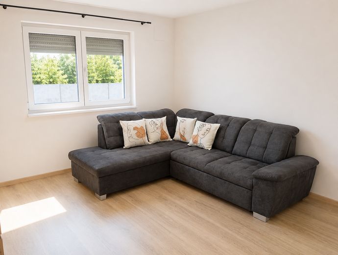 Möblierte 2-Zimmer-Neubauwohnung, Terasse, PKW-Stellplatz – Wohnbereich