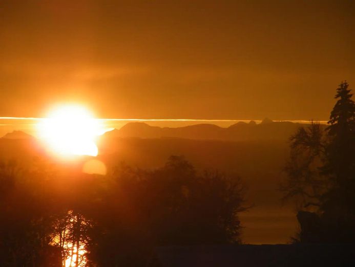 Zimmer in 2er WG - zentral - DG mit Seeblick (3 Zi Wohnung) – Aussicht WZ - Sonnenaufgang ;)