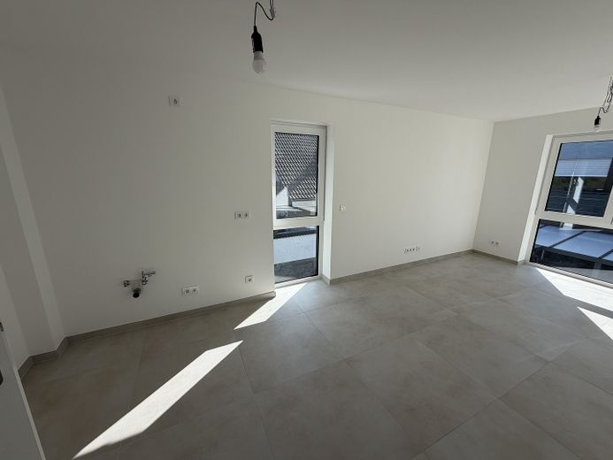 Primera ocupación exclusiva de obra nueva – Elegante vivienda dúplex de 3 habitaciones – Essbereich/Küche/Wohnzimmer