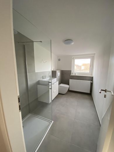 Apartamento con balcón, apto para piso compartido, 4 habitaciones, dúplex, cerca de la estación – Badezimmer oben