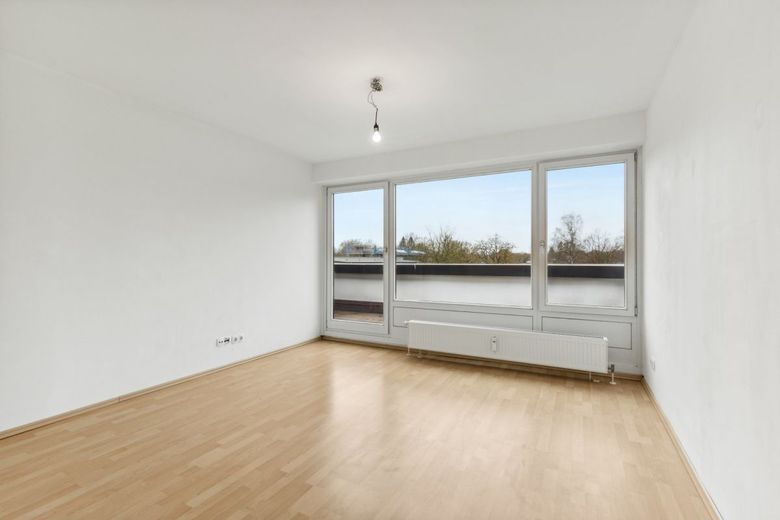 Modernisierte 3-Zimmer-Wohnung mit Tiefgaragenstellplatz in
bester Lage von HH-Meiendorf – Schlafzimmer