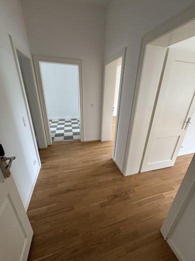 Sanierte 2-Zimmer-Wohnung im beliebten Brentanoviertel mit neuer Küchenzeile! – Flur 