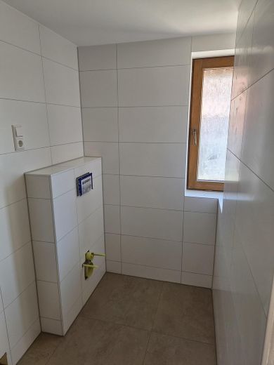 Vermiete Doppelhaushälfte mit 3,5 Zimmer – Bad