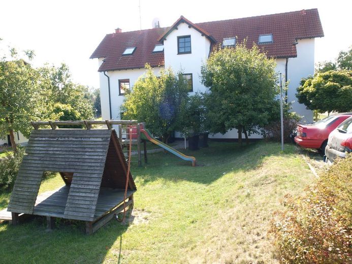 GEPFLEGTES MEHRFAMILIENHAUS IM SPECKGÜRTEL VON DRESDEN – Hofansicht