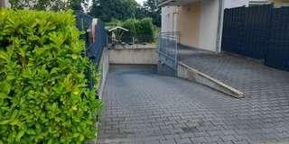 Hausgefühl statt Wohnung: Moderne 3-Zi.-Maisonette mit Garten, Terrasse & Balkon (BJ 2013) – Tiefgarage Einfahrt