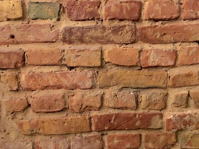 Freigelegtes Ziegelmauerwerk