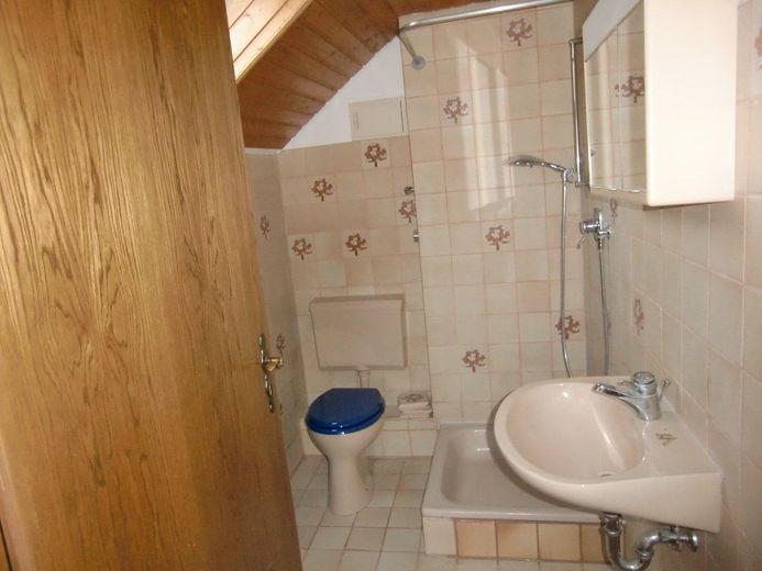 von Privat: Doppelhaushälfte mit Wintergarten, Kamin, Photovoltaik,… – 2 OG Bad