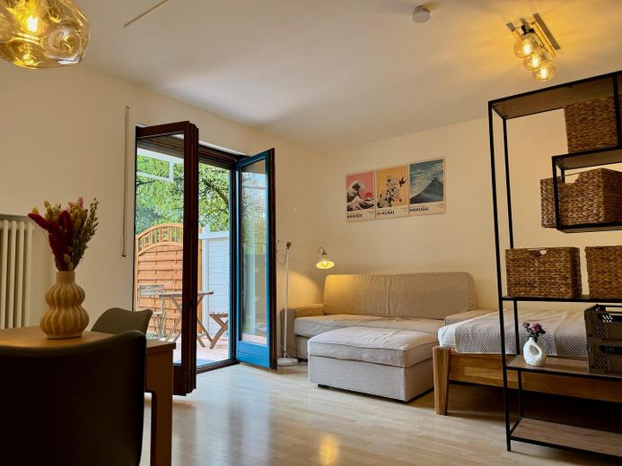 1-Zi.-Wohnung Univiertel Augsburg, TG-Stellplatz, Garten, möbliert, inkl. NK & Internet – Helles Wohn-/ Esszimmer