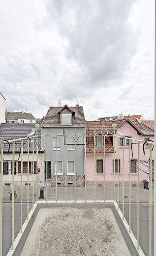 ¡Su proyecto de renovación en Friesenheim: 3 habitaciones con balcón en una ubicación tranquila! – Balkon Straßenseite