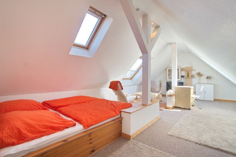 Behaglich-moderne Dachgeschosswohnung, verkehrsgünstig gelegen, für Berufspendler. – f61938d6cb1f5fadeec51ec59ccde0d81e20a9be.jpg