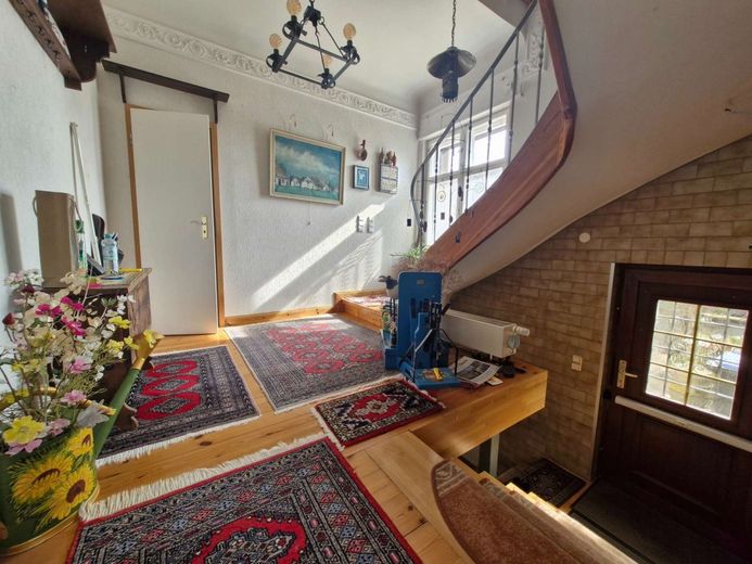 Stilvolle Landhausvilla - Wohnen mit Seele – großzügiger Flur mit zweiter Eingangstür EG