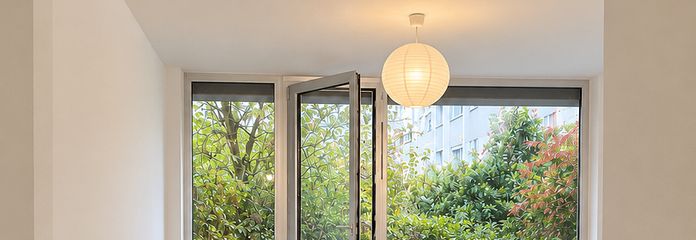 Sanierte 2-Zimmer-Wohnung mit Terrasse, neuer Küche und TG-Stellplatz – Küche und Wohnraum