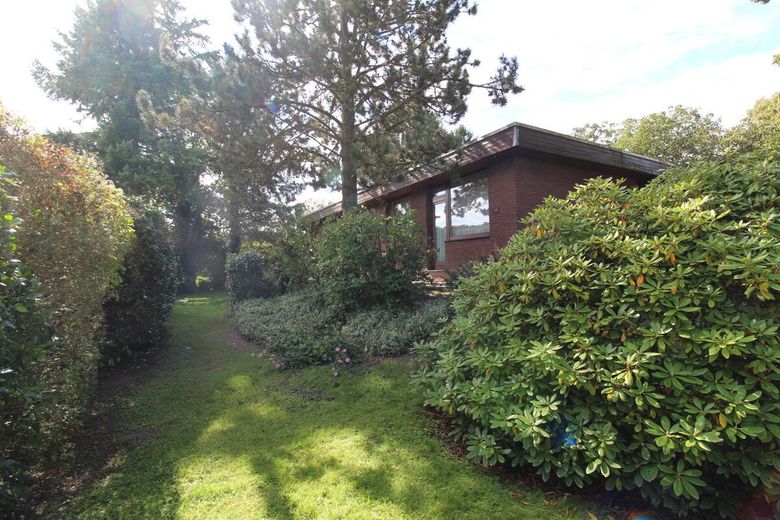 Individueller Flachdach-Bungalow mit Doppelgarage &amp; Parkähnlichem Grundstück in Schiffdorf-Sellstedt – 6 - Seitenansicht