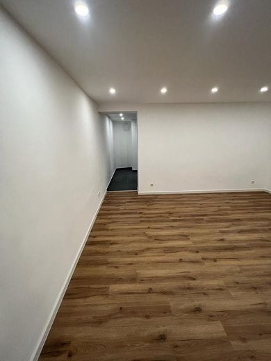 Modern bodrum kat dairesi ve bahçesi – Zimmer 3