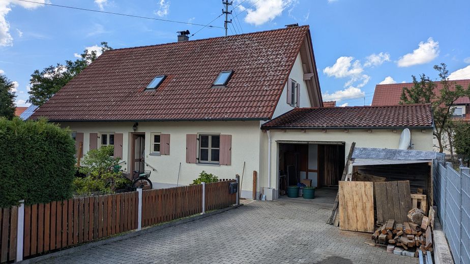 Affascinante casa indipendente in posizione tranquilla – vendita privata (senza agenzia) – Großzügige Einfahrt