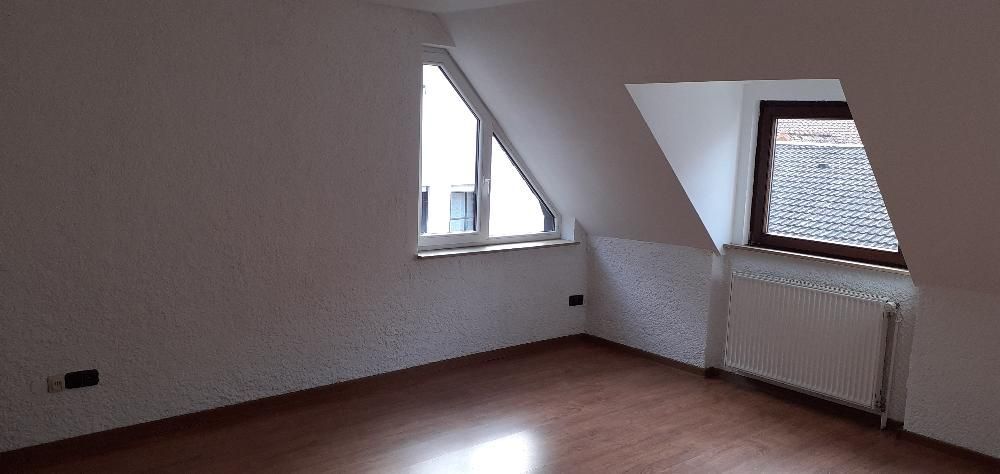 Gemütliche, helle 3 Zimmer Dachgeschosswohnung, zentral in Mz-Ebersheim – Wohn- Esszimmer 1