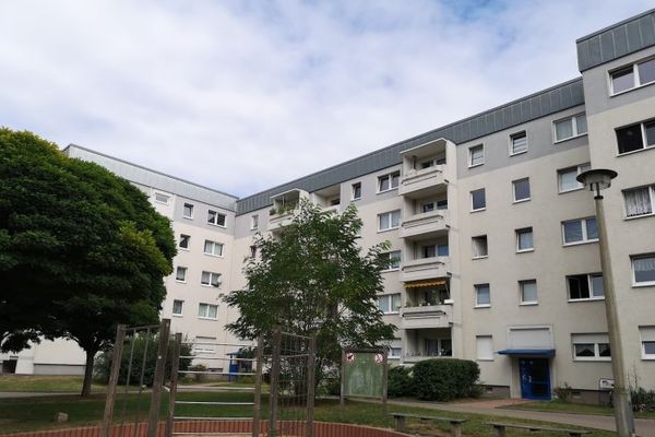 Familienglück im Hochparterre – Spielplatz vor der Tür