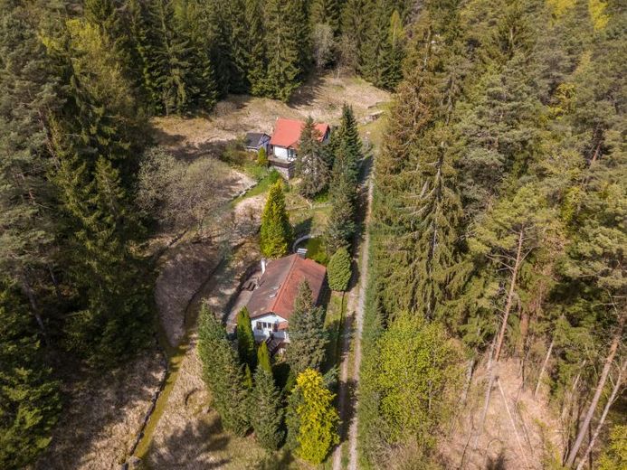 Rareza única en Jena: ¡Dos casas en un valle propio con 33.000 m² de bosque! – Foto 1