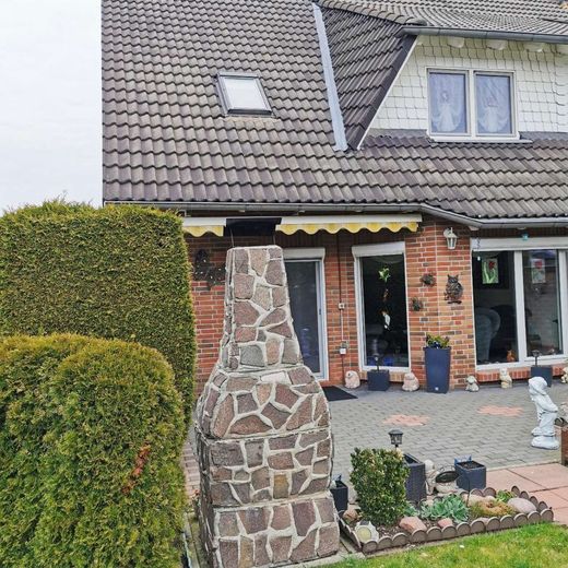 Gepflegte Doppelhaushälfte mit nordischem Flair – Terrasse mit 'Steinofen