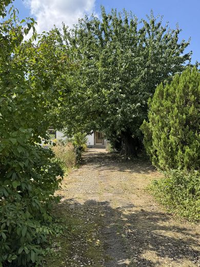 Wohnbaugrundstück mit kleinem Einfamilienhaus und Neubauperspektive • provisions- und bauträgerfrei – Einfahrt
