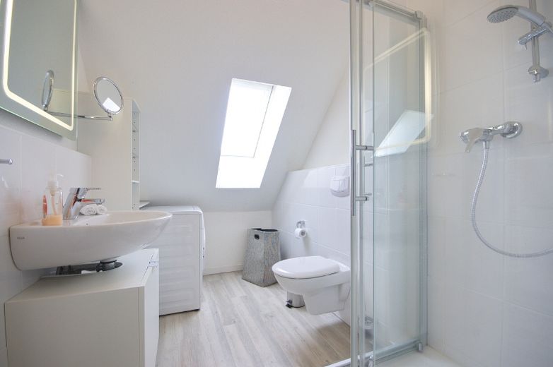 Charming, stylishly appointed and tastefully furnished apartment in the very popular Rüttenscheid area of Essen. Regular cleaning possible – cf3650dcf6a4e646af473e559ebacef107a0d629.jpg