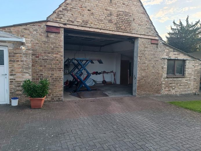 Viel Platz in Güstrow 190 m², großes Grundstück, Pool & Werkstatt – Werkstatt mit Hebebühne