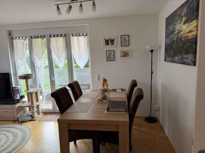 Vivienda con jardín y sensación de casa dentro de casa | Jardín de 135 m² | Sala de ocio interna | Plaza de aparcamiento en garaje subterráneo – Wohnzimmer