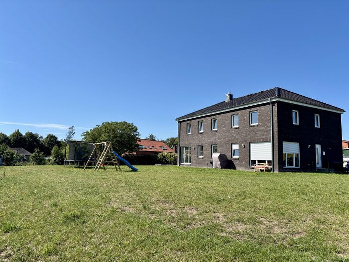 Modernes Landanwesen (Bj. 2021) mit Wohnhaus, Halle, Bauland und ca. 4 ha Land – फोटो 2