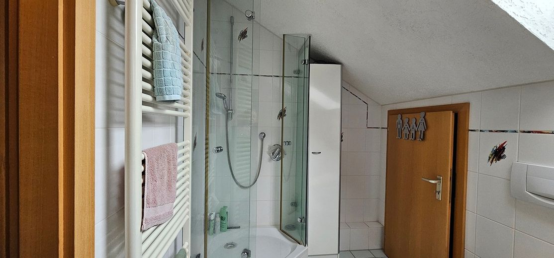 Hochwertig ausgestattetes Doppelhaushälfte-Eckhaus mit Garage, Garten und Wintergarten  in 41065 Mönchengladbach – Deutschland – NRW – Foto 20