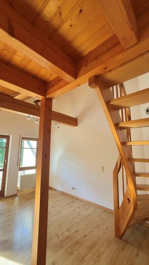 Nähe Basel | 2 Stellplätze inklusive | DG-Wohnung mit Empore | provisionsfrei – Wohnbereich