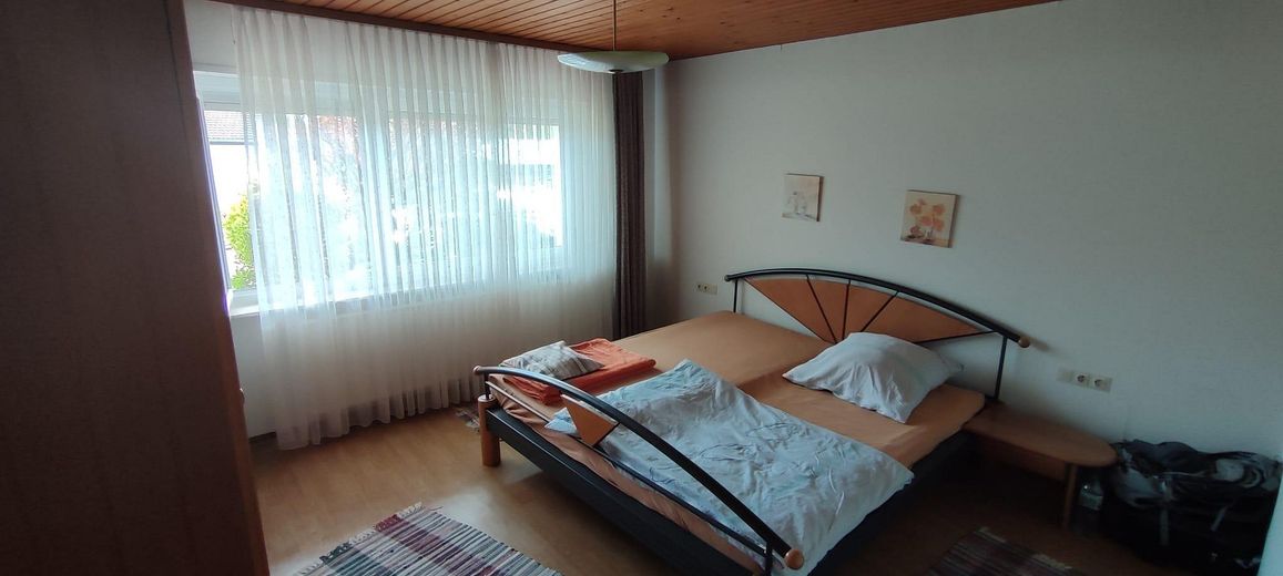 Einfamilienhaus mit Einliegerwohnung, Wintergarten, Garage und Gartenparadies auf 708 m2 – Schlafzimmer EG