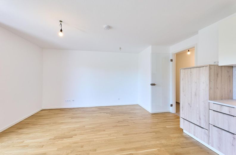 Neubau: Helle und ruhige Zwei-Zimmer-Wohnung mit luxuriöser Innenausstattung mit Balkon und EBK – Wohnbereich 1