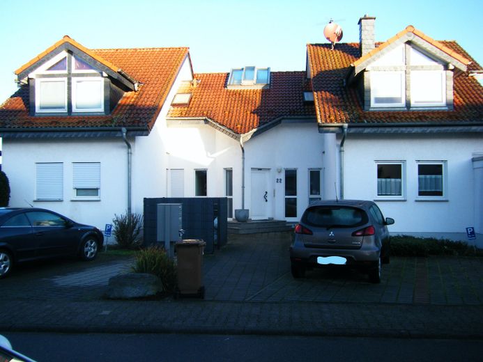 2-Zimmer-DG-Wohnung mit Balkon in Einhausen direkt am Feldrand mit Waldblick – Straßenansicht