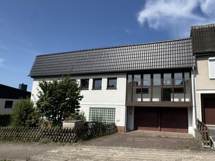 Reihenendhaus mit zusätzlicher Einliegerwohnung in familienfreundlicher Lage – Objekt frontal