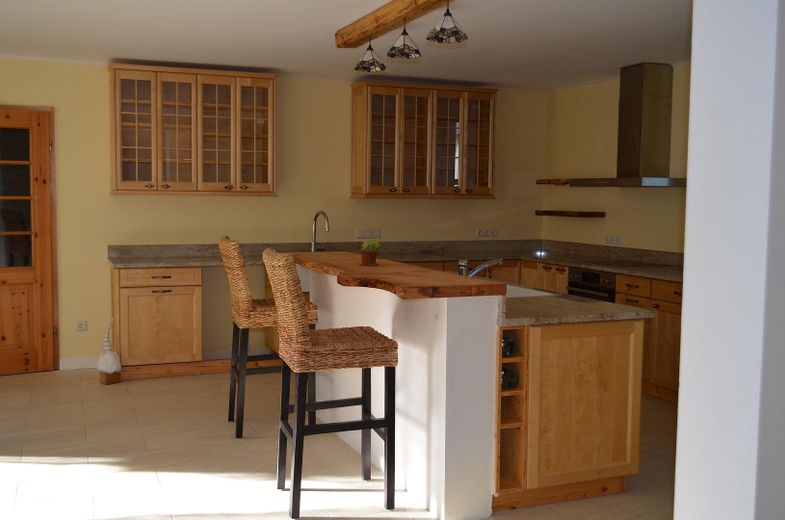 Stilvoll renoviertes Landhaus mit großzügigen Räumen – Kücheninsel mit Theke