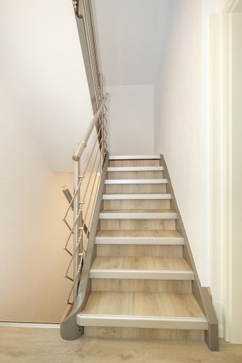 Wunderschönes Einfamilienhaus mit Anliegerwohnung  -  Provisionsfrei! – Treppenhaus (EG-OG)