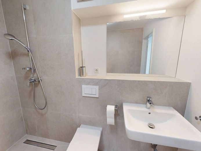++Exklusiv wohnen: top-moderne 3-Zimmer-Wohnung mit EBK, Balkon & 2 Bädern++ – Ansicht II: Badezimmer II