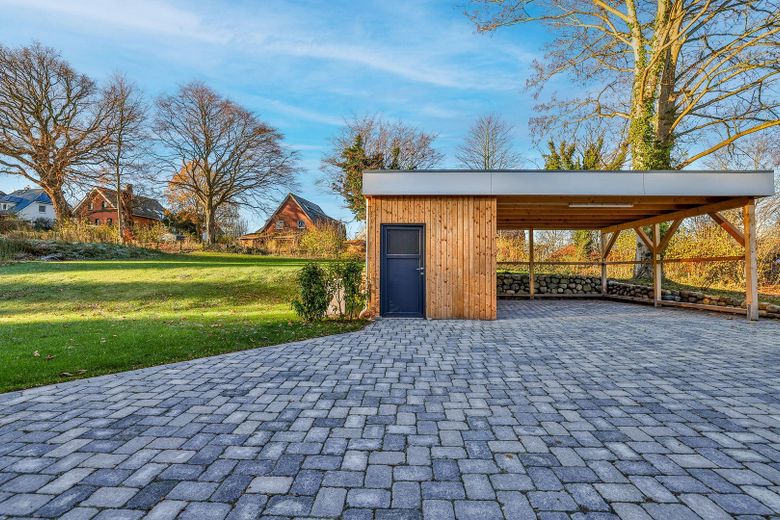 Neubau-Doppelhäuser in Scharbeutz-Klingberg – Traumlage am See, nur wenige Minuten zur Ostsee! – Carport mit Abstellraum
