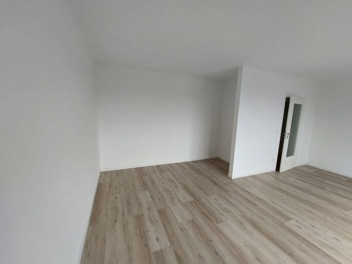 Appartamento mansardato di 1 stanza con balcone esposto a sud a Erkrath-Unterfeldhaus – Wohnraum