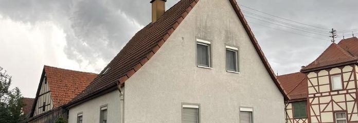 Te renoveren vrijstaande woning met schuur op een rustige locatie in Bretzfeld