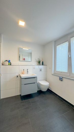 Modernes Townhouse am Rheinauer See – 5,5 Zimmer, 2 Terrassen, Garage & Top-Ausstattung – Bad 2 mit Dusche, Bild 1