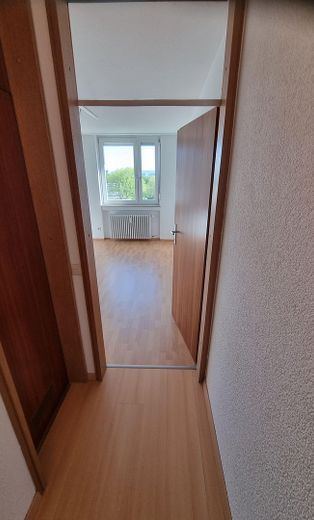 Wohnung mit grandioser Aussicht im 8.OG zu verkaufen – Langer Flur vom Schlafzimmer 2