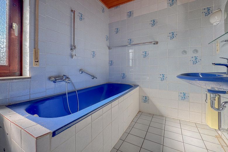 REIHENHAUS – DOPPELGARAGE – TERRASSE – GARTEN – RENOVIERUNGSBEDÜRFTIG – Badezimmer - 1. OG 