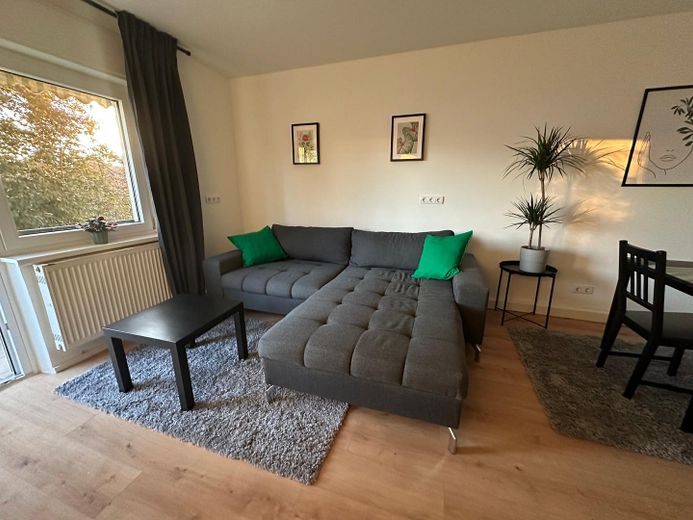 Appartamento ristrutturato con 2 locali, balcone e posto auto, arredamento opzionale – Wohnbereich