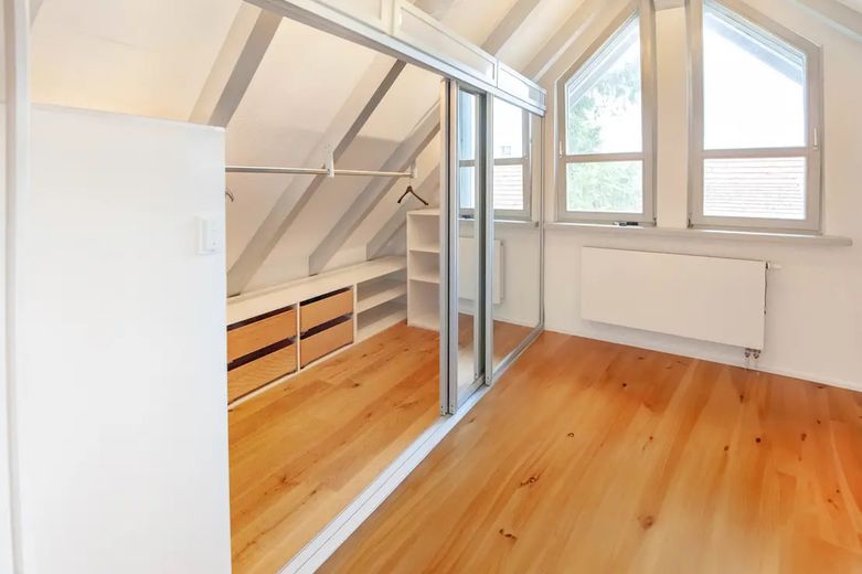 Schlafzimmer mit Einbauschrank