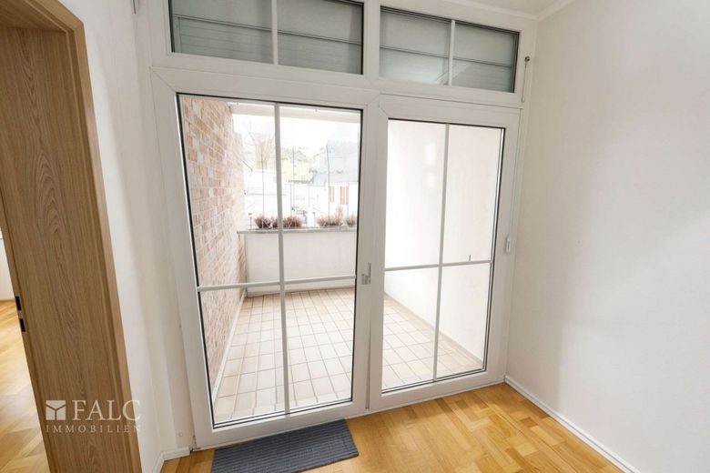 gemütliche Familienwohnung: 4 Zimmer mit Wintergarten, zwei Loggien &amp; Tiefgaragenstellplatz – Loggia 1