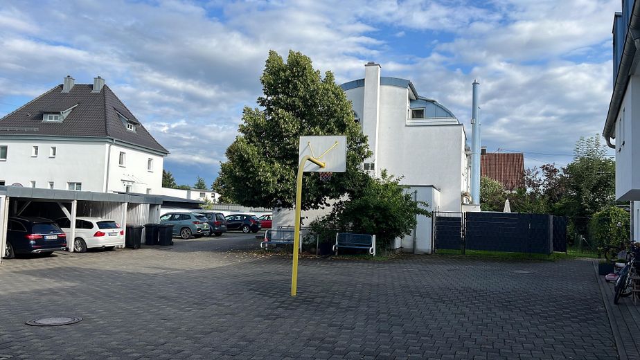 Hof mit Basketballkorb